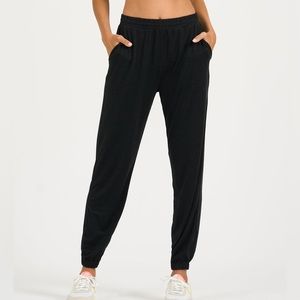 Vuori Black Boyfriend Joggers Size Medium Inside Drawstring Womens Dreamknit